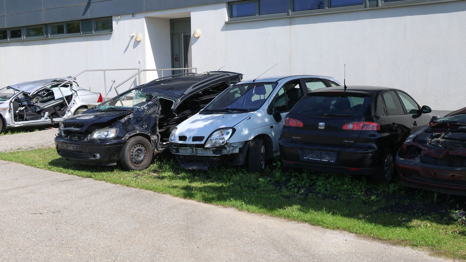 Auf diesem Schrottplatz in Pasching (Bez. Linz-Land) stahlen 10-Jährige ein Feuerwehrauto, das für Übungen verwendet wird.