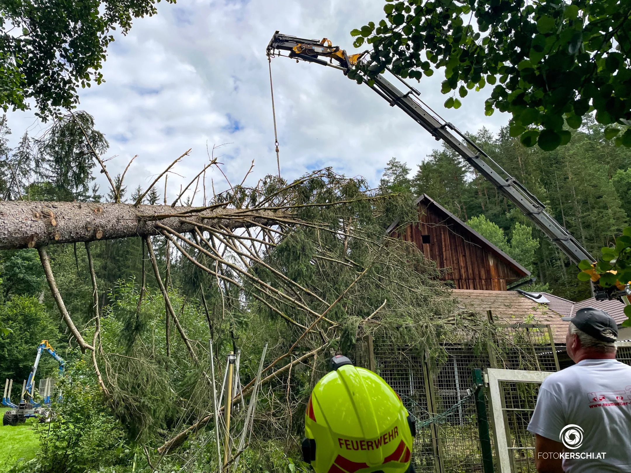 Durch die 40 Meter hohe Fichte kam es beim Dach der Scheune zu erheblichen Sachschäden.