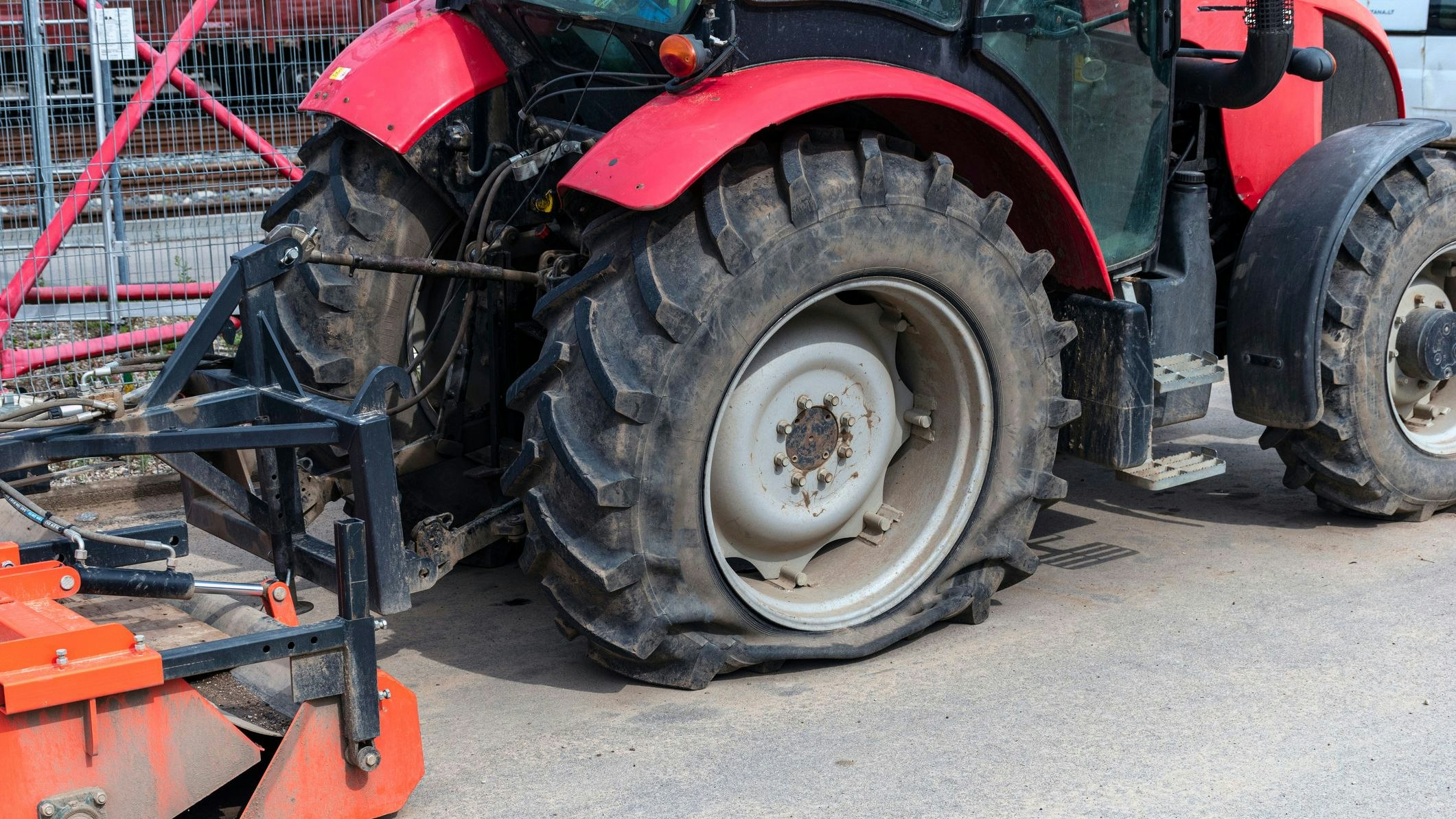 Unfall bei der Reparatur eines Traktorreifens.