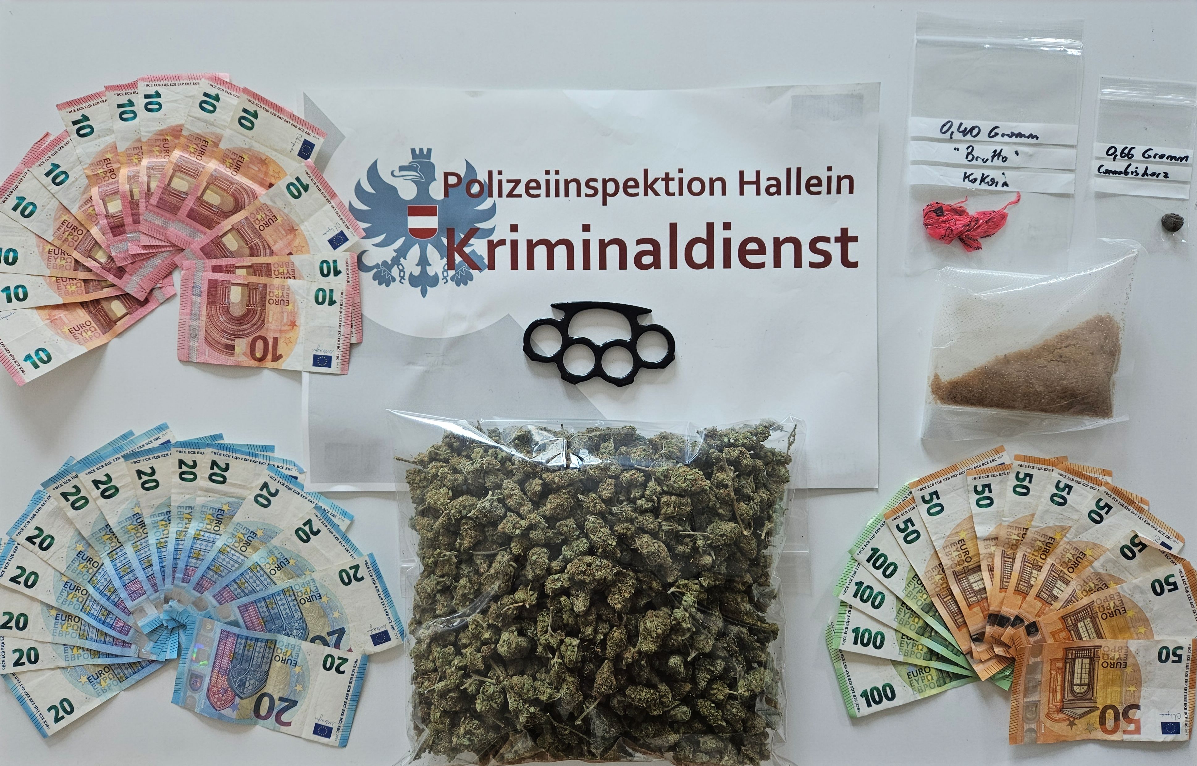 Schlagring, Drogen & Bargeld – Das stellte die Polizei bei dem jungen Mann in Hallein sicher.