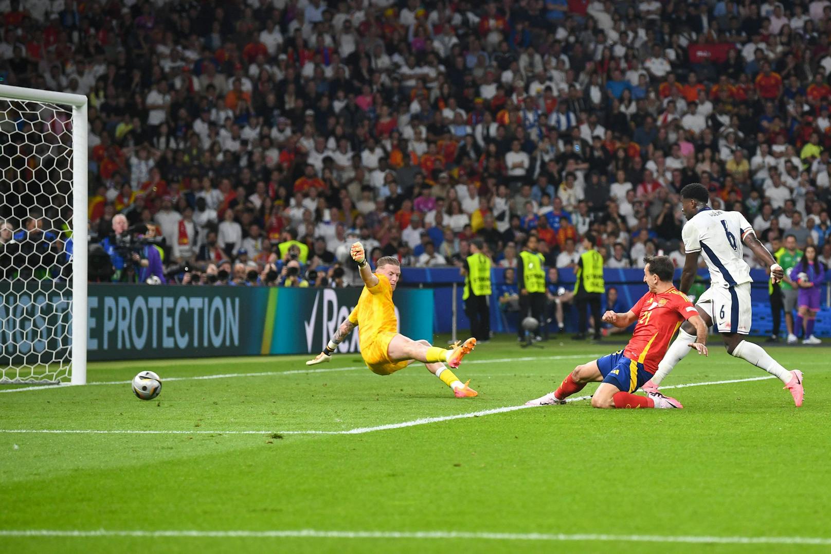 "Joker" Mikel Oyarzabal sorgt in Minute 86 nach Vorlage von Cucurella für die Entscheidung und den 2:1-Endstand.