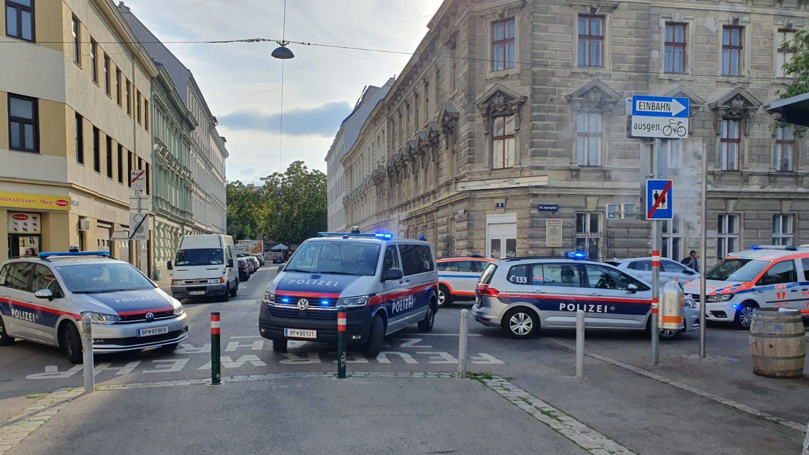 Yppenplatz: Mann auf Parkbank mit Messer attackiert