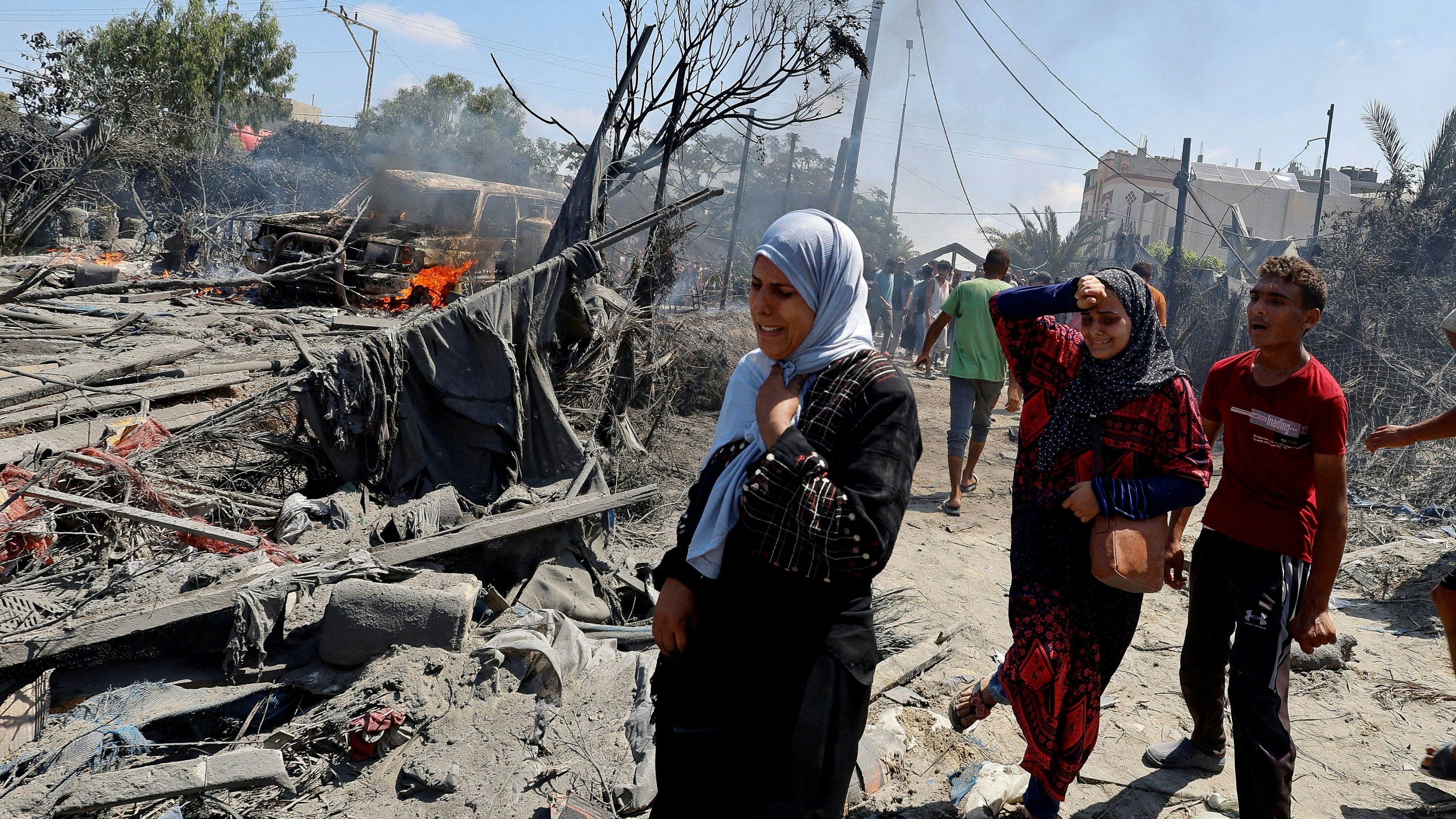Palästinenser beim Zeltlager in Chan Yunis, das von einem Luftangriff getroffen wurde.
