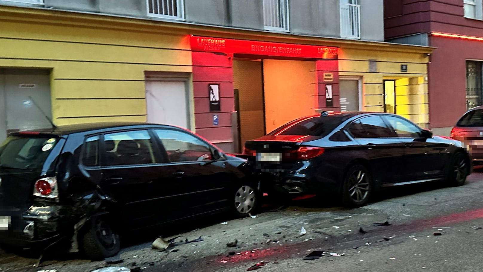 Crash vor Bordell in Wien, dann fährt Mann davon