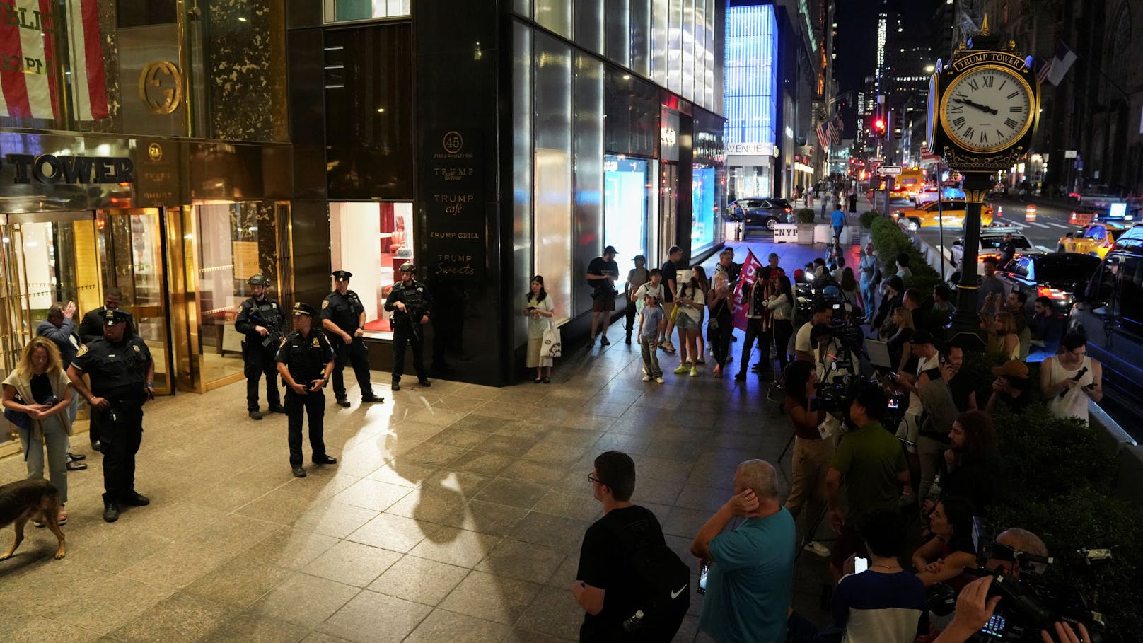 Unterstützer und Medienvertreter vor dem Trump Tower in New York City.