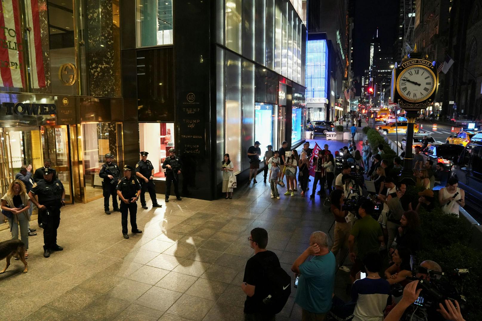 Unterstützer und Medienvertreter vor dem Trump Tower in New York City.