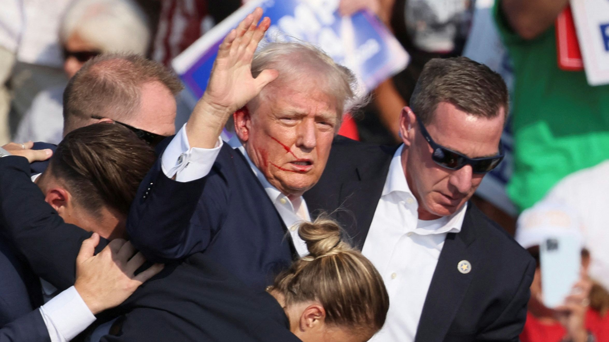 Leibwächter des Secret Service bringen den angeschossenen Trump von der Bühne bei einer Veranstaltung in Pennsylvania.