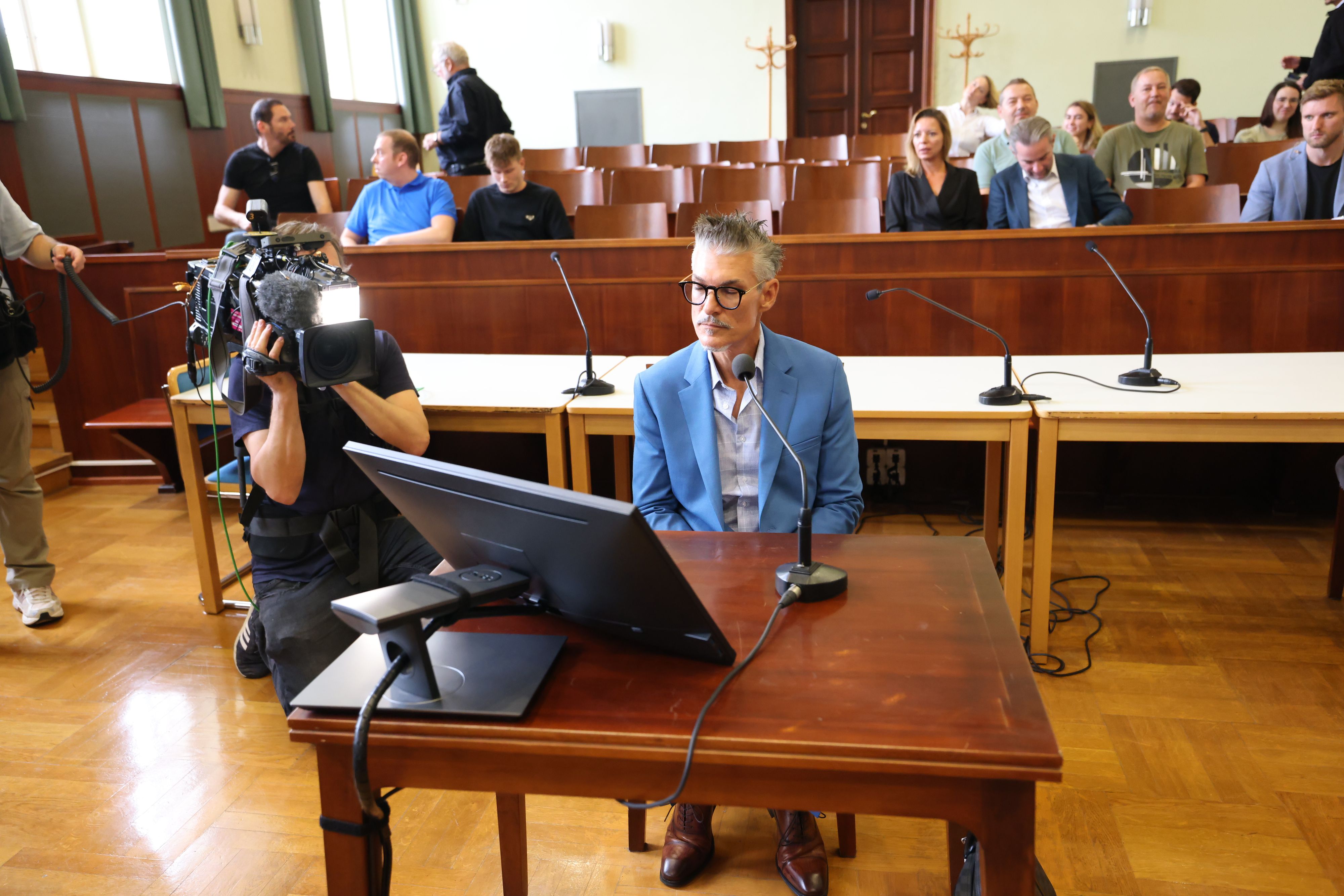 Chris Töpperwien beim Prozessauftakt in Wr. Neustadt – der TV-Star war sichtlich mitgenommen.