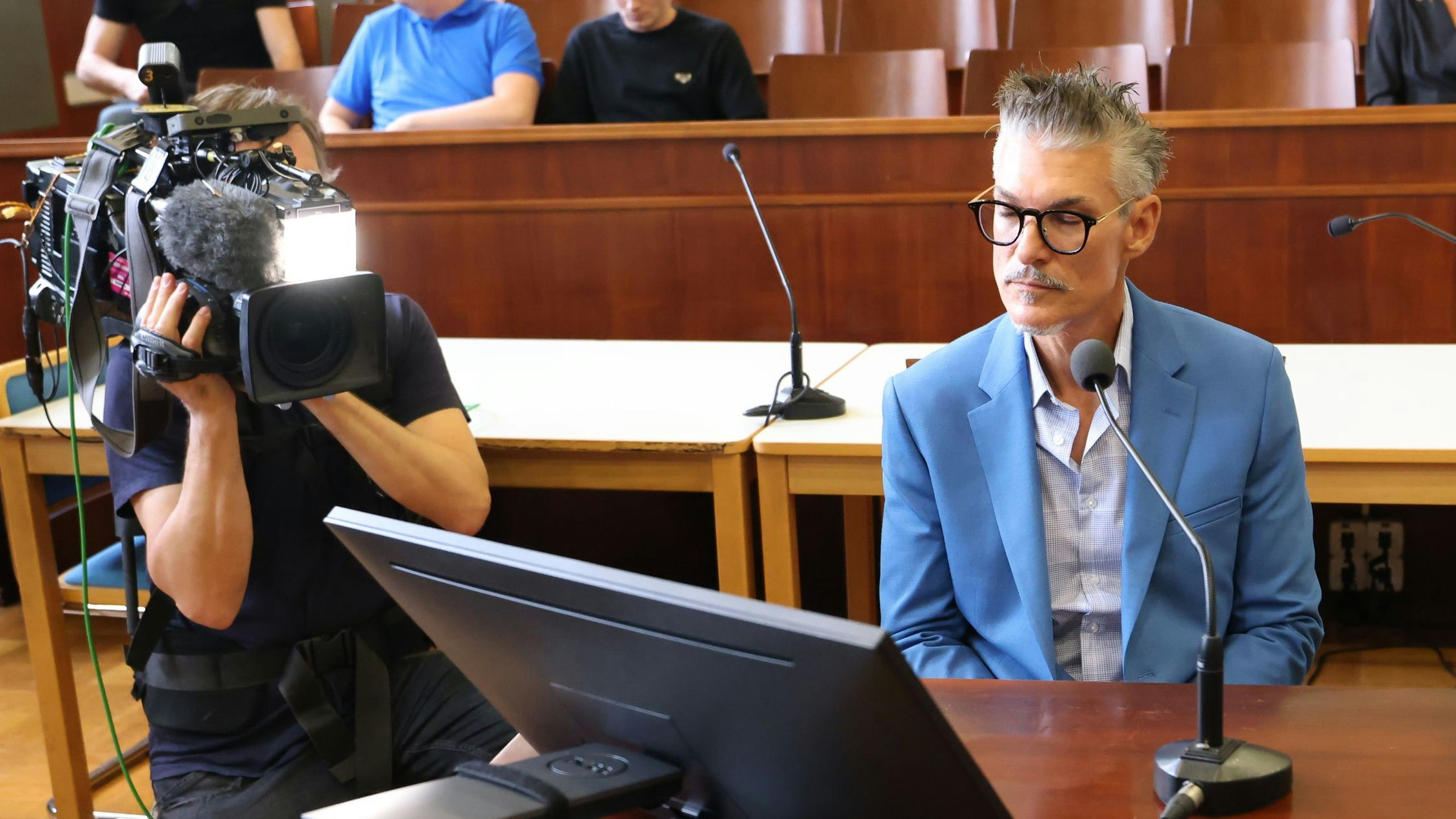 Heute.at - Currywurstmann brennheiß – Wenn du in der Sch… sitzt