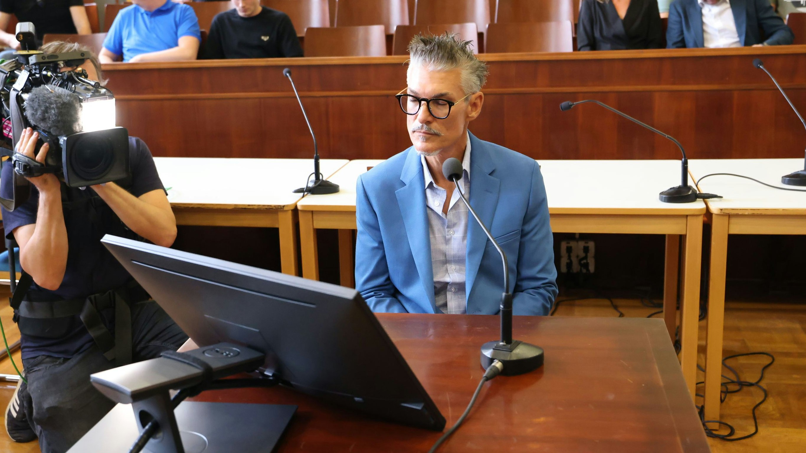 Chris Töpperwien beim Prozessauftakt in Wr. Neustadt – der TV-Star war sichtlich mitgenommen.