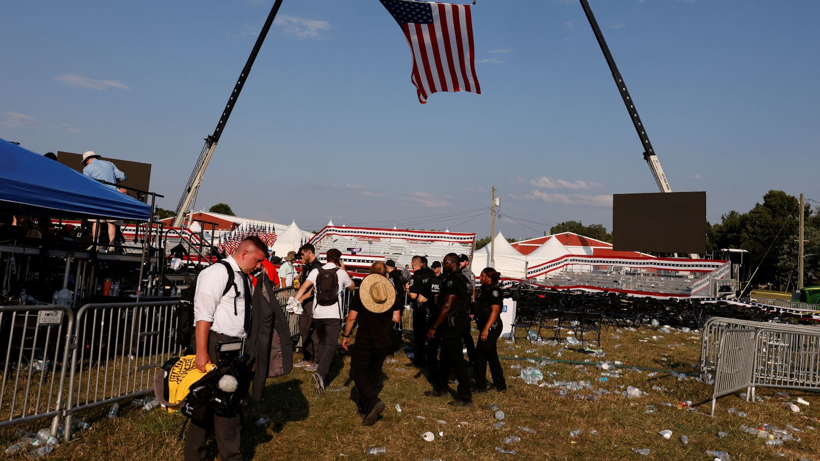 Das Sicherheitspersonal nach dem Attentat auf Trump.