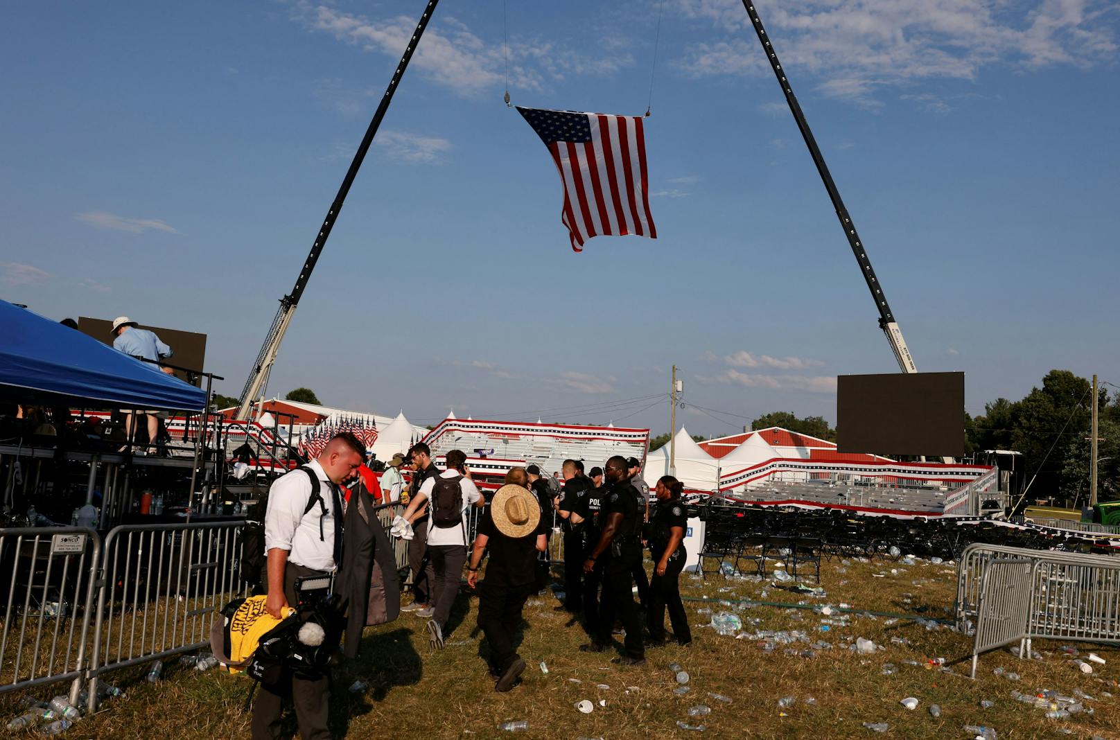 Das Sicherheitspersonal nach dem Attentat auf Trump.