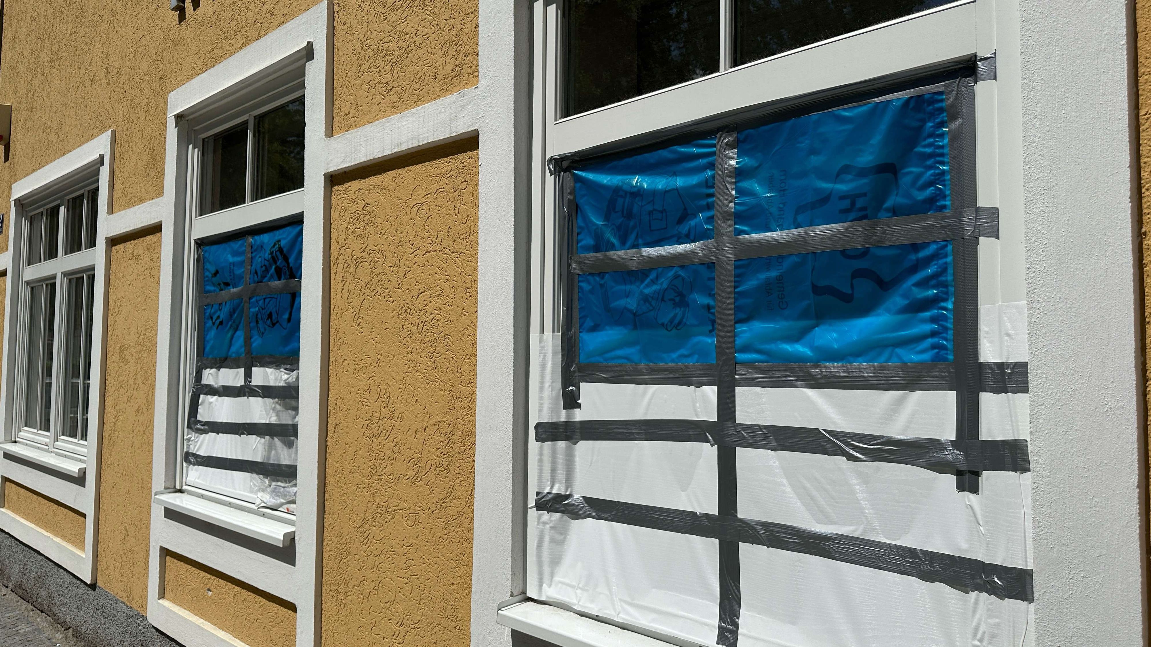 Bankomat-Bande schlug in Drosendorf zu: Zerstörte Fenster wurden mit Plane abgedeckt.