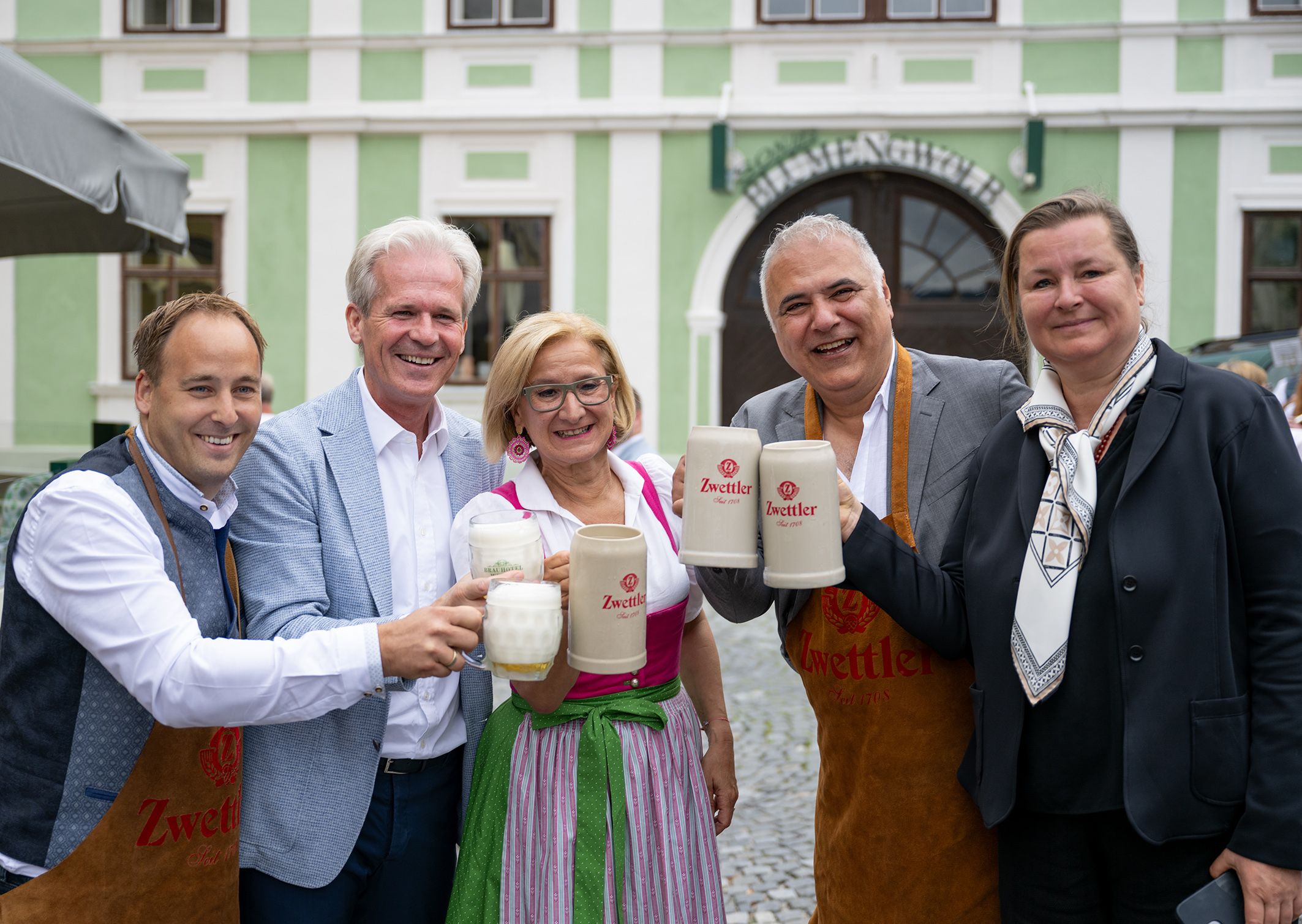 Prost! Landeschefin Johanna Mikl Leitner (Mitte) stieß auf die Wiedereröffnung des Brauhotels in Weitra an.