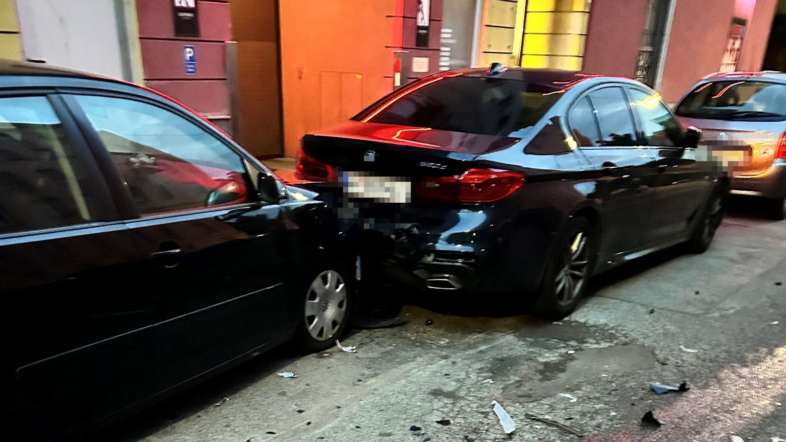 Aus bisher ungeklärten Gründen fuhr der Lenker eines schwarzen BMWs vor einem Rotlicht-Etablissement in einen geparkten Volkswagen.