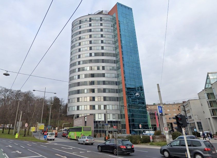 Der Linzer Wissensturm befindet sich in der Nähe des Hauptbahnhofs.
