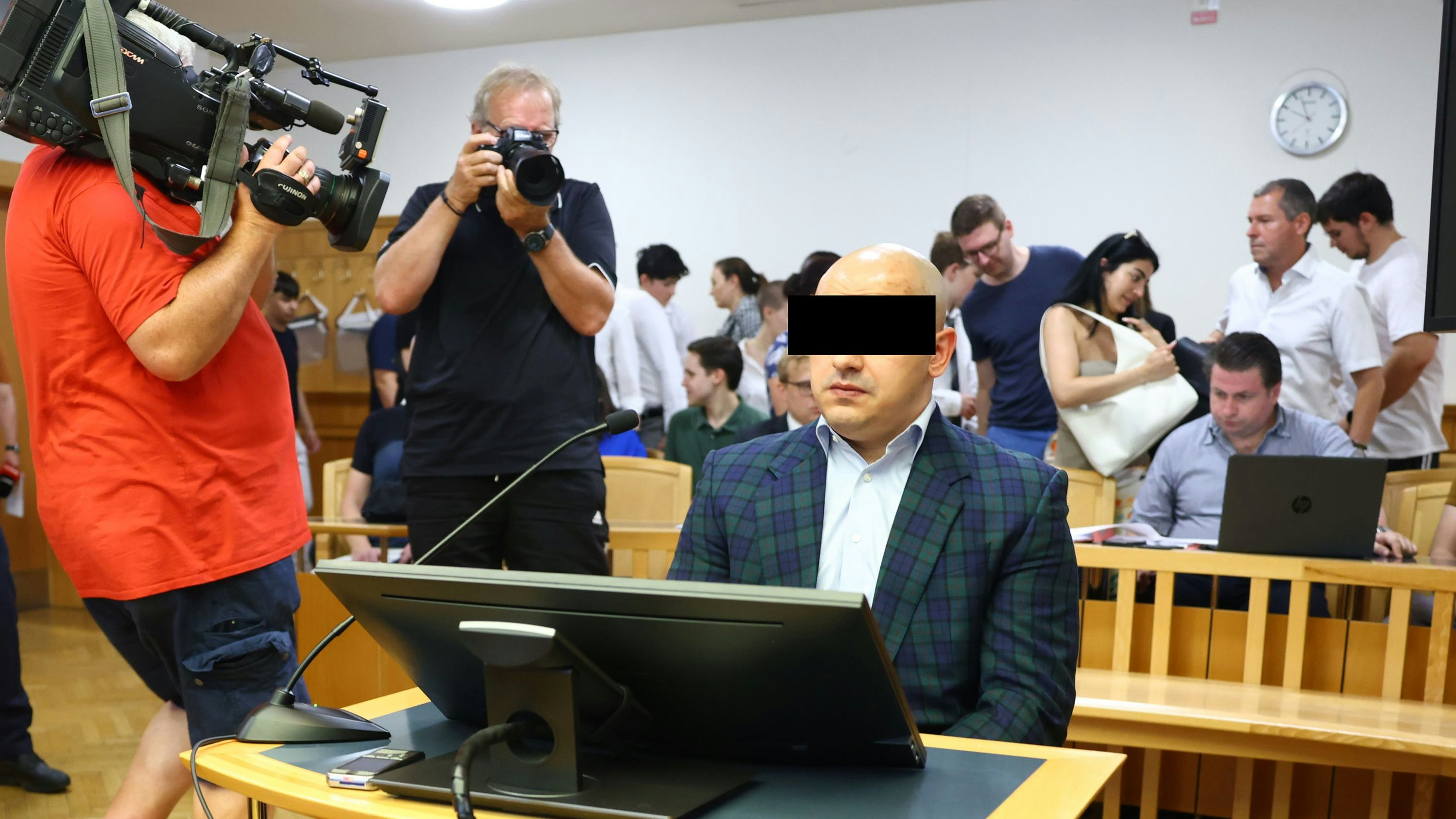 Der Angeklagte brachte eine gewisse Gerichtsroutine mit – er soll in Wien versucht haben, Polizisten mit dem Auto umzufahren.