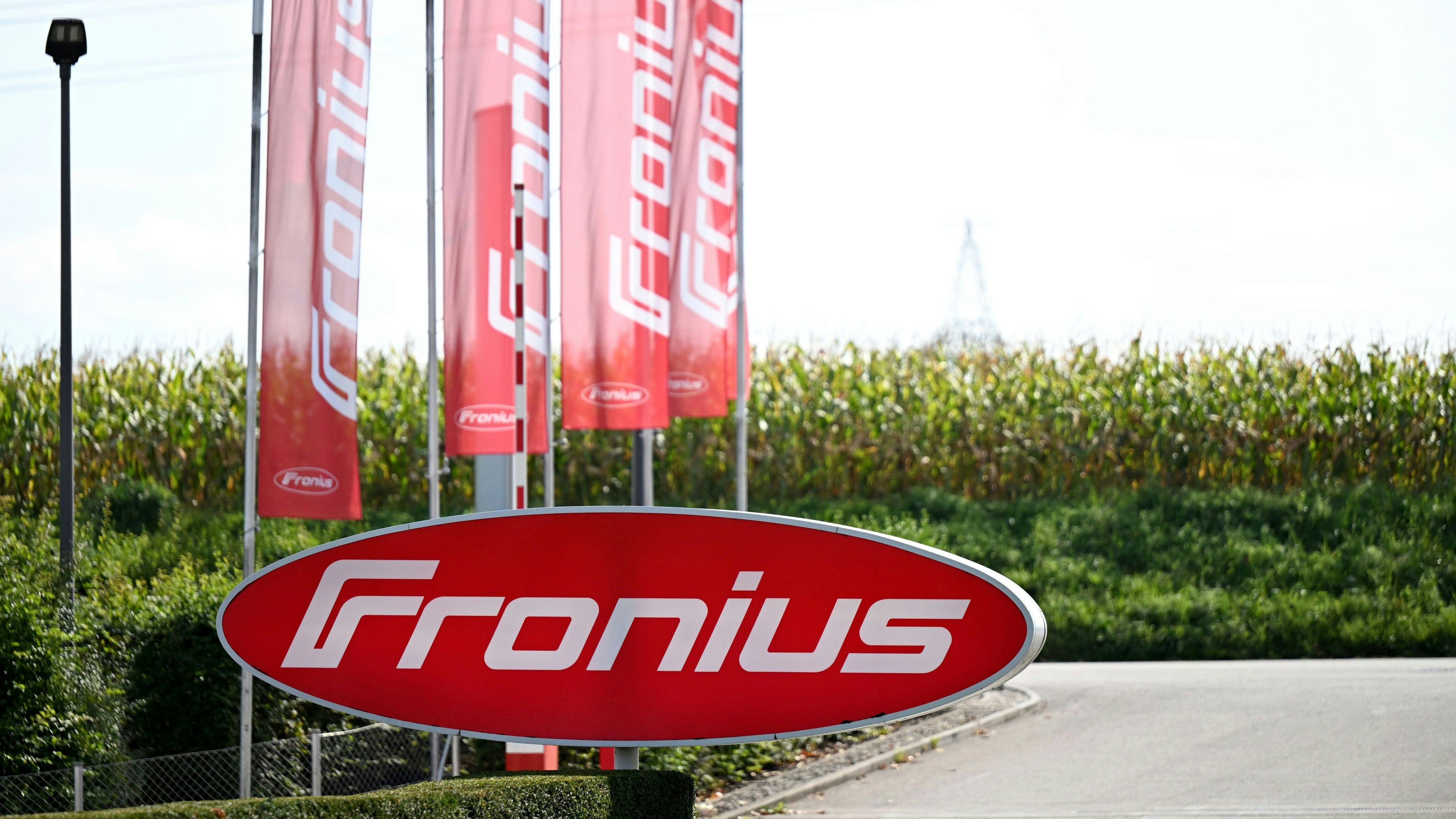 Download von www.picturedesk.com am 15.07.2024 (19:31).  ABD0074_20240604 - PETTENBACH - ÖSTERREICH: ZU APA0296 VOM 4.6.2024 - Beim oberösterreichischen Technologiekonzern Fronius mit Sitz in Pettenbach (Bezirk Kirchdorf) müssen 350 Mitarbeiter gehen. Im Bild: Fahnen mit dem Logo am Firmensitz in Pettenbach in Oberösterreich, aufgenommen am Donnerstag, 5. Oktober 2023. - FOTO: APA/BARBARA GINDL - 20231005_PD26078 - Rechteinfo: Rights Managed (RM)