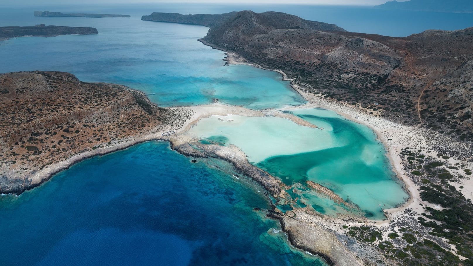 Das türkisfarbene Wasser und der weiße Sand der Lagune von Balos auf der griechischen Insel Kreta lockt täglich zahlreiche Touristen an.