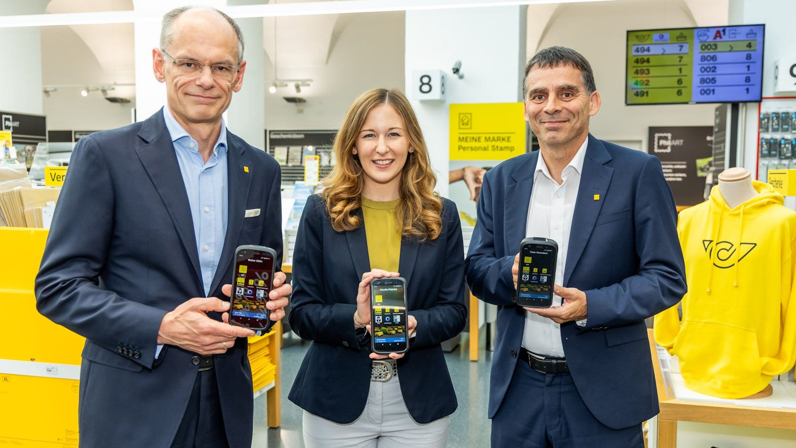 Walter Oblin, Generaldirektor-Stellvertreter, Vorstand für Brief &amp; Finanzen, Österreichische Post AG, Claudia Plakolm, Digitalisierungsstaatssekretärin, und Peter Umundum, Vorstandsdirektor für Paket &amp; Logistik, Österreichische Post AG.