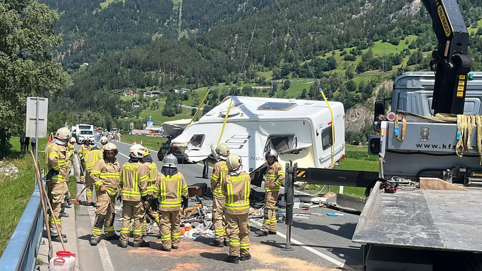 Durch den Zusammenstoß überschlug sich der PKW und kam auf der Beifahrerseite liegend zu Stillstand. Der Wohnwagen kam quer über beide Fahrstreifen zu stehen. Die Lenkerin konnte durch Passanten aus dem Unfallfahrzeug geborgen werden und wurde im Anschluss unbestimmten Grades verletzt mit der Rettung in das Krankenhaus Zams eingeliefert.