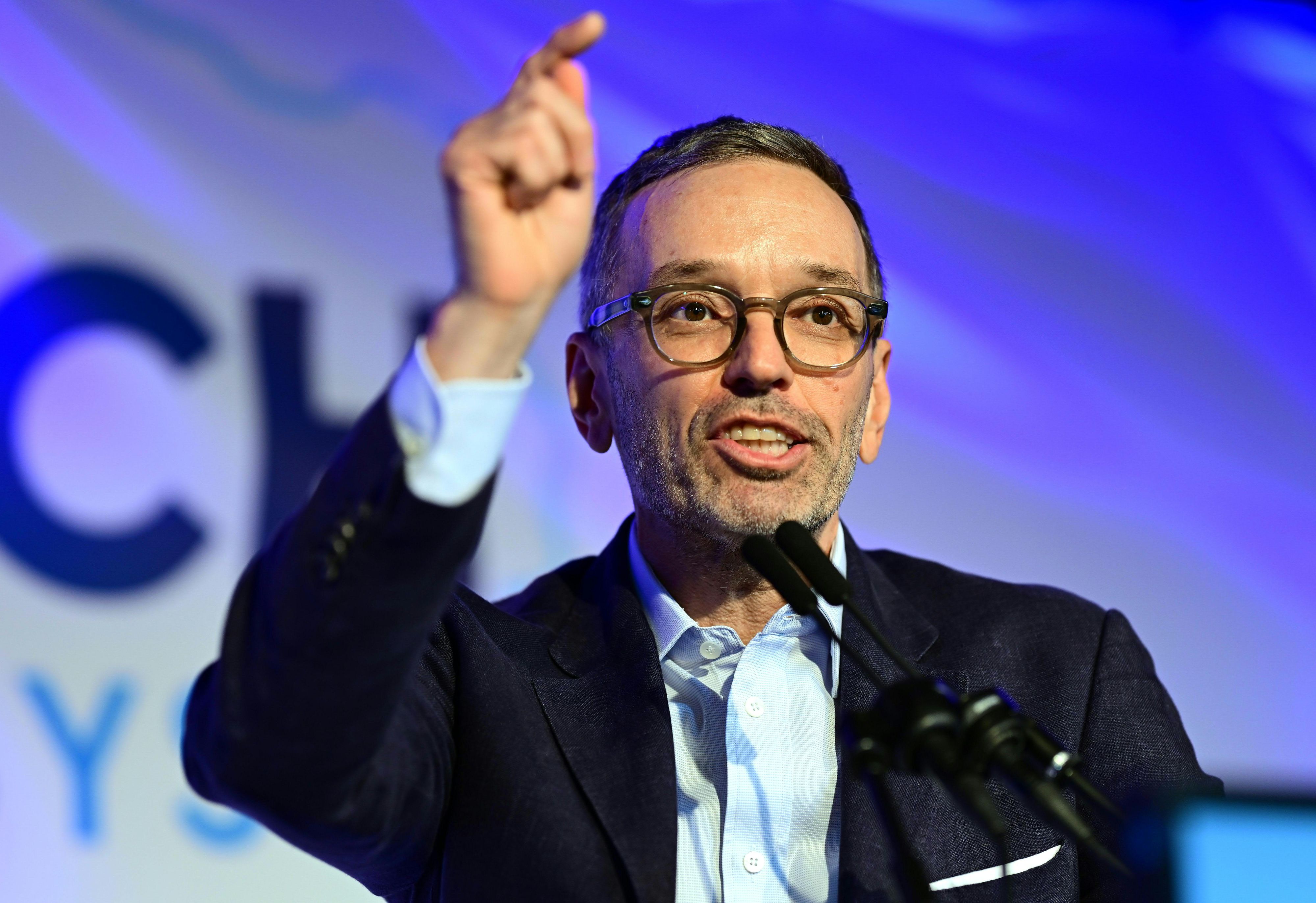 FPÖ-Chef Herbert Kickl liegt mit seinen Blauen weiterhin in Front.
