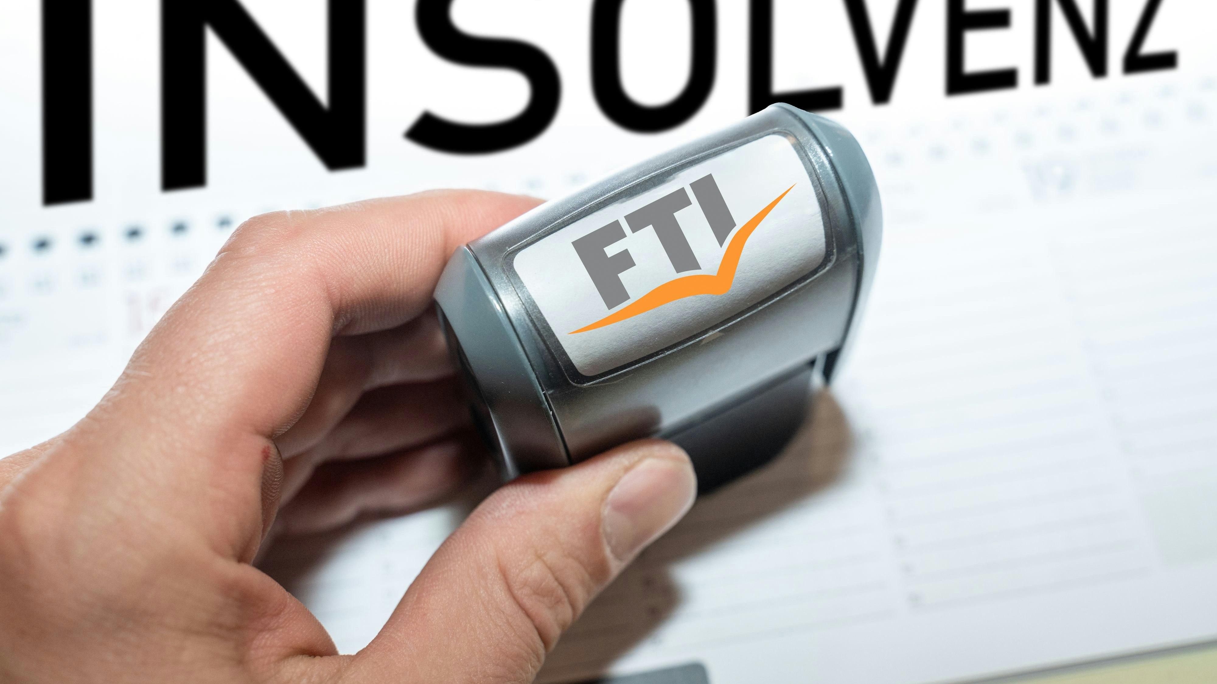 Download von www.picturedesk.com am 15.07.2024 (16:21).  Hand hält Stempel mit dem Logo von deutschen Reiseveranstaler FTI und dem Schriftzug: Insolvenz. FOTOMONTAGE - 20240618_PD17724 - Rechteinfo: Rights Managed (RM) Nur fÃ¼r redaktionelle Nutzung!