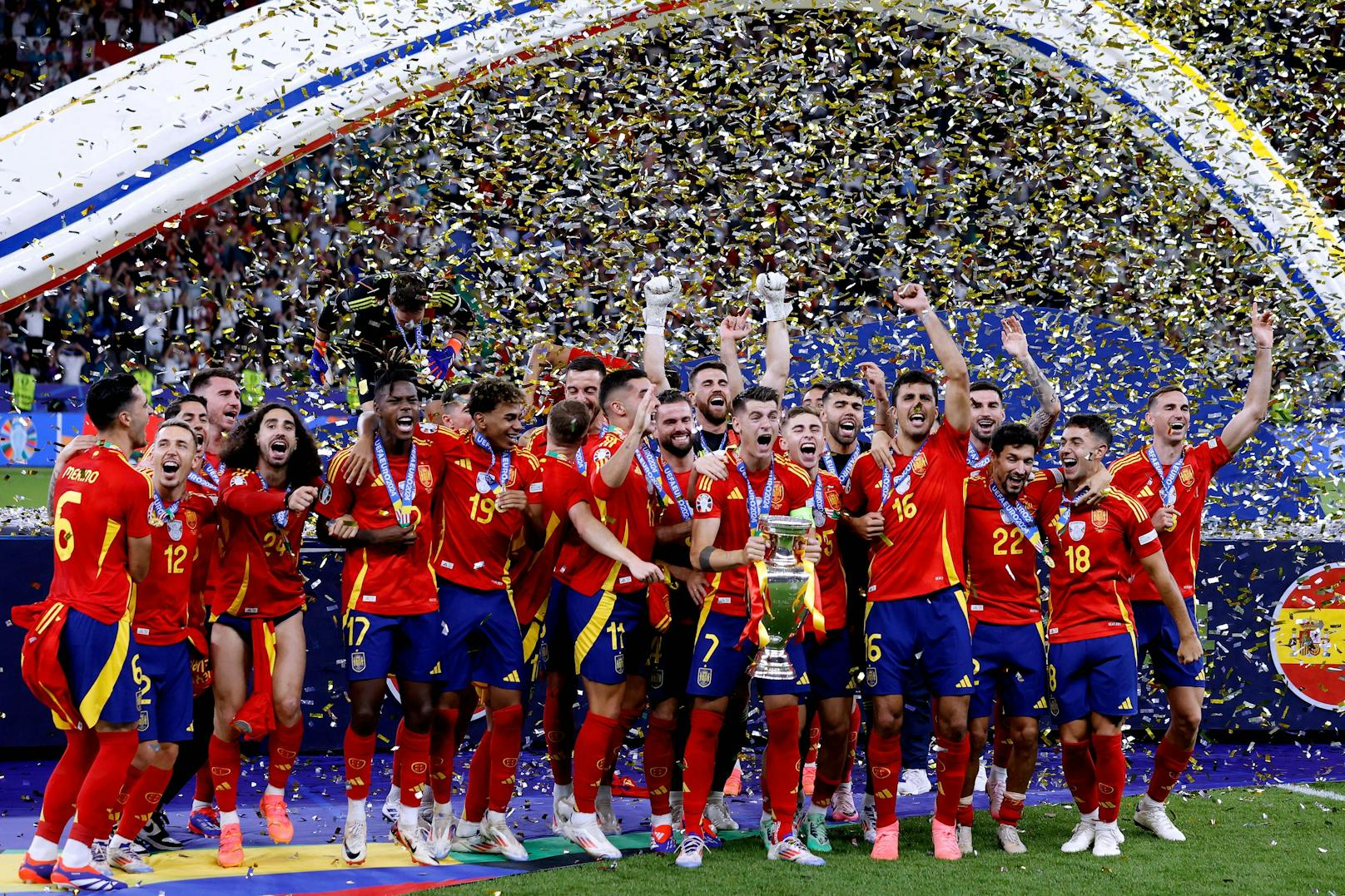 Kapitän Morata stemmt den EM-Pokal. Spanien ist Europameister 2024.