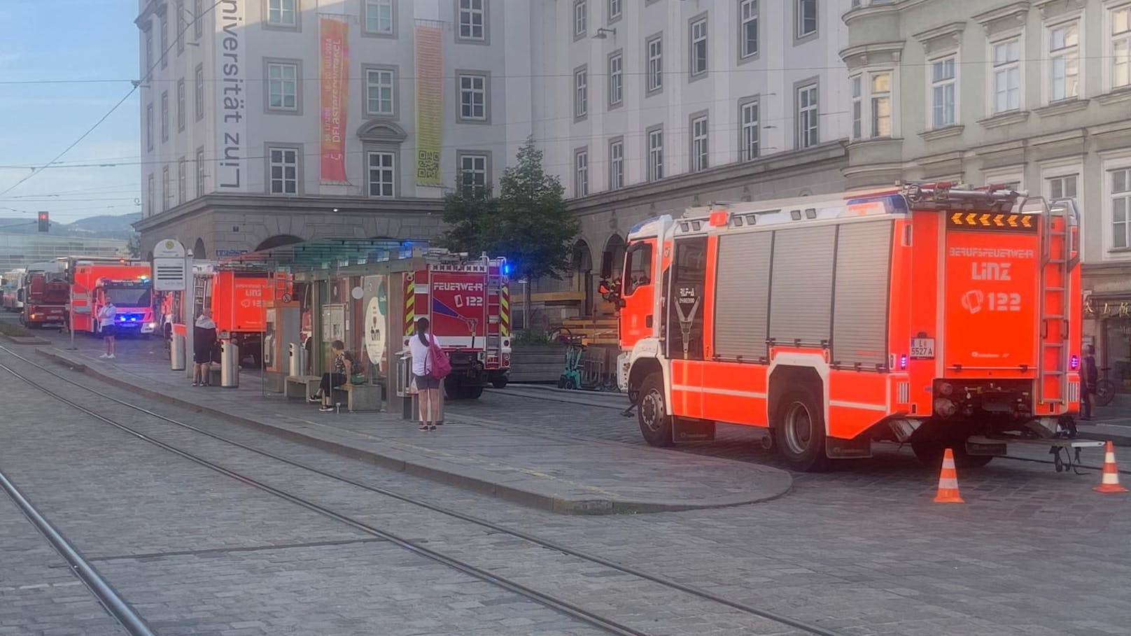 Dazu standen zahlreiche Einsatzfahrzeuge am Hauptplatz.