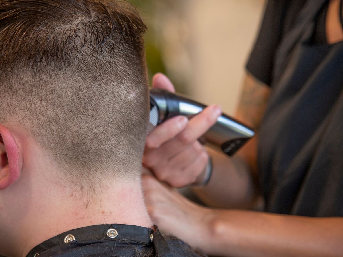 Grund für die Infektion ist unhygienisches Werkzeug wie Schere, Kämme und Rasierer.