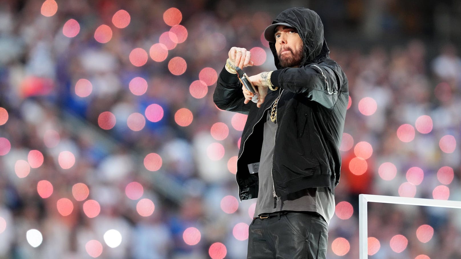 Auch&nbsp;<strong>Eminem</strong>&nbsp;(52) stärkt Harris in seiner Heimatstadt Detroit den Rücken. Niemand wolle eine Zukunft, in der Menschen Konsequenzen fürchten müssten, wenn sie ihre Meinung äußern, sagte der Rap-Star bei einer Wahlveranstaltung.