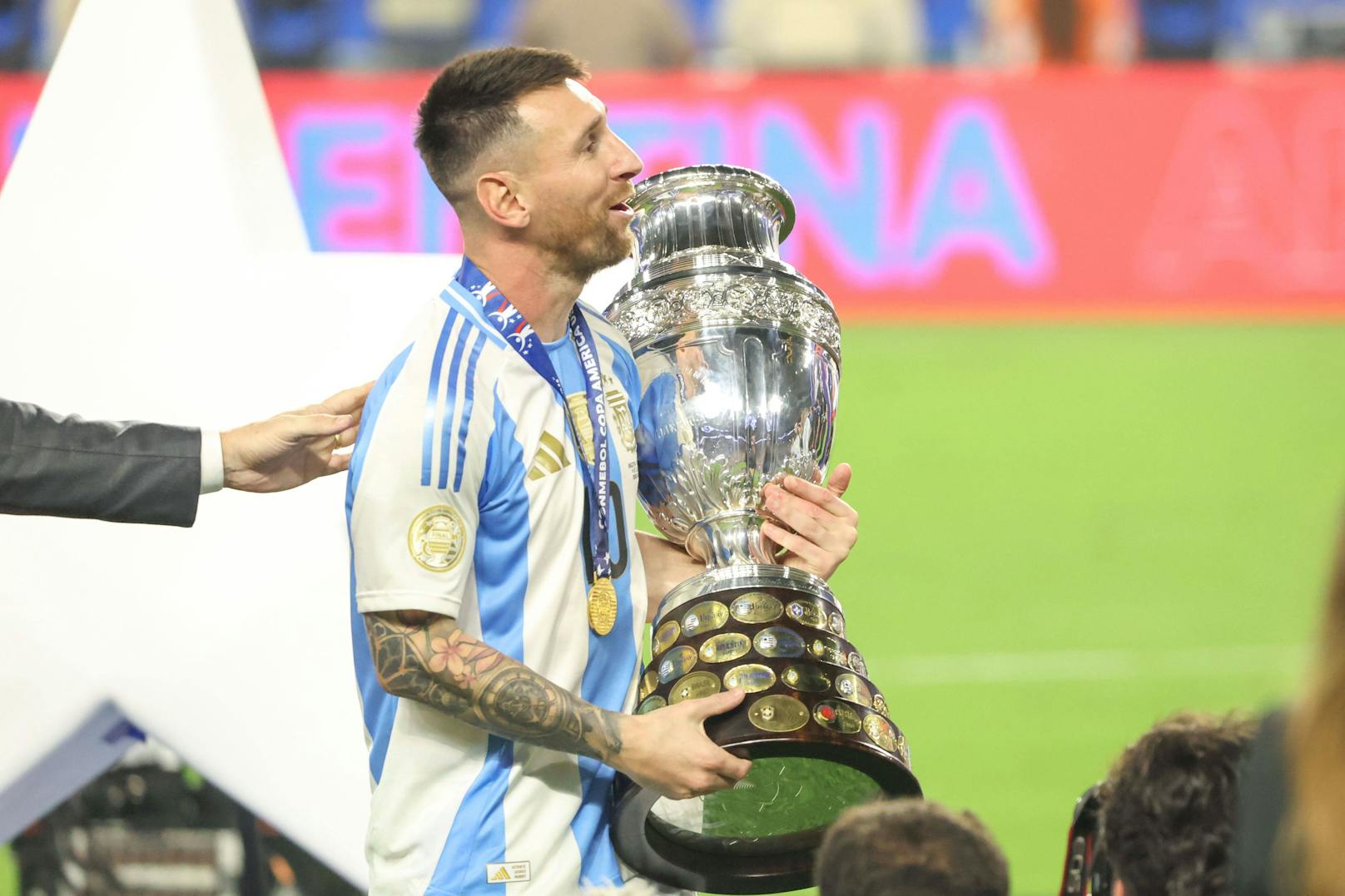 Lionel Messi konnte wieder lachen –&nbsp;der Superstar nahm den Copa-Pokal in Empfang.