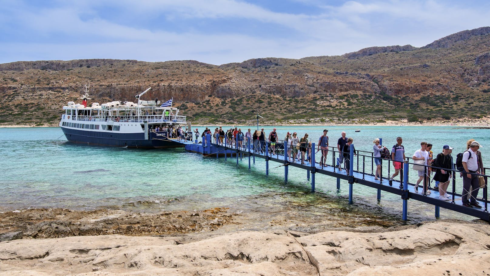 Noch im Juni konnten die Touristen die Boote über einen Steg verlassen.