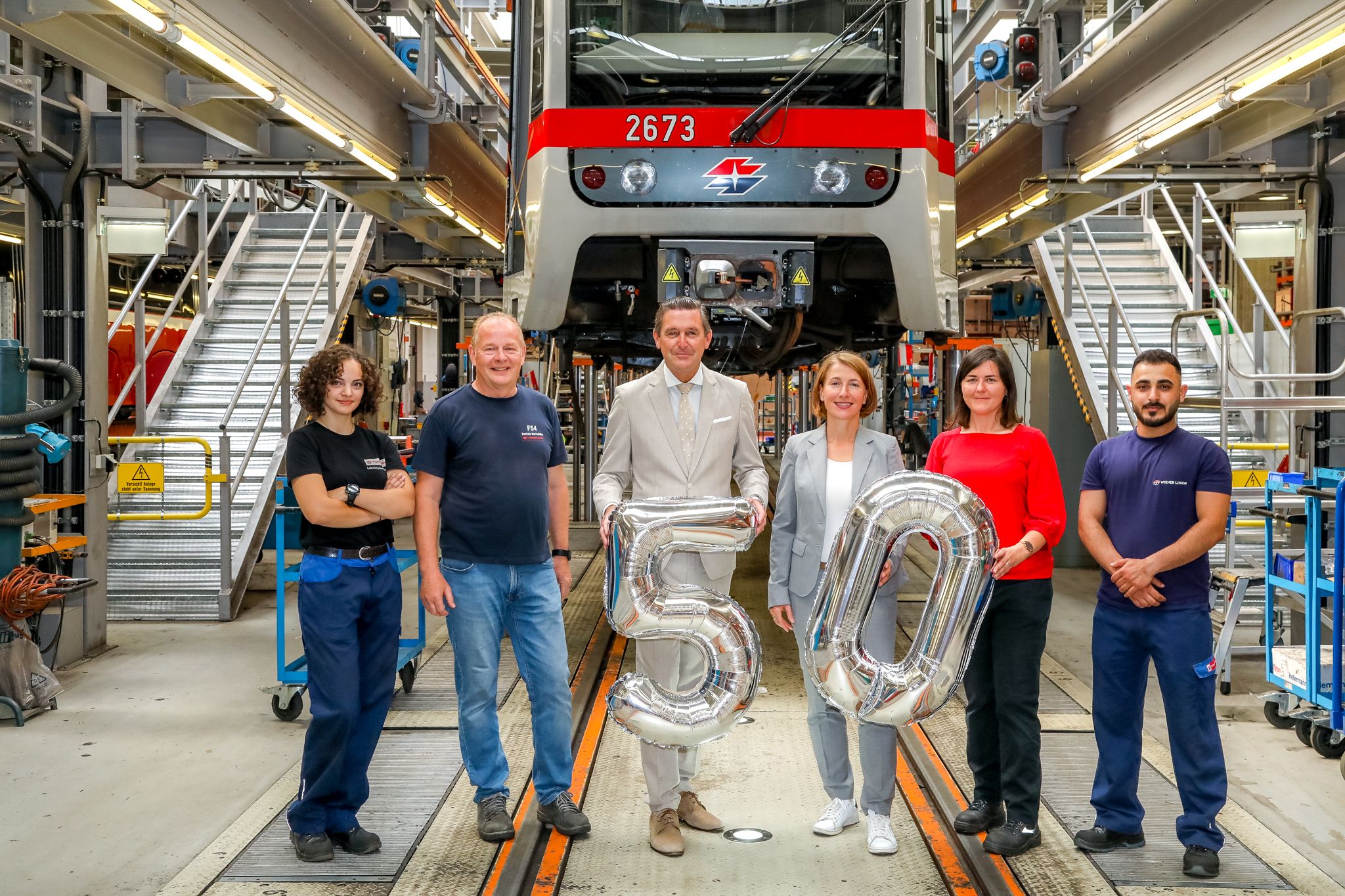 Lehrling Jasmin Roshdy, Oberwerkmeister Helmut Poppenberger, Öffi-Stadtrat Peter Hanke, Wiener Linien Technik GF Gudrun Senk, Leiterin Mechanik-Details Raphaela Rauter, Lehrling Ahmad Al-Khalaf (v.l.n.r.)