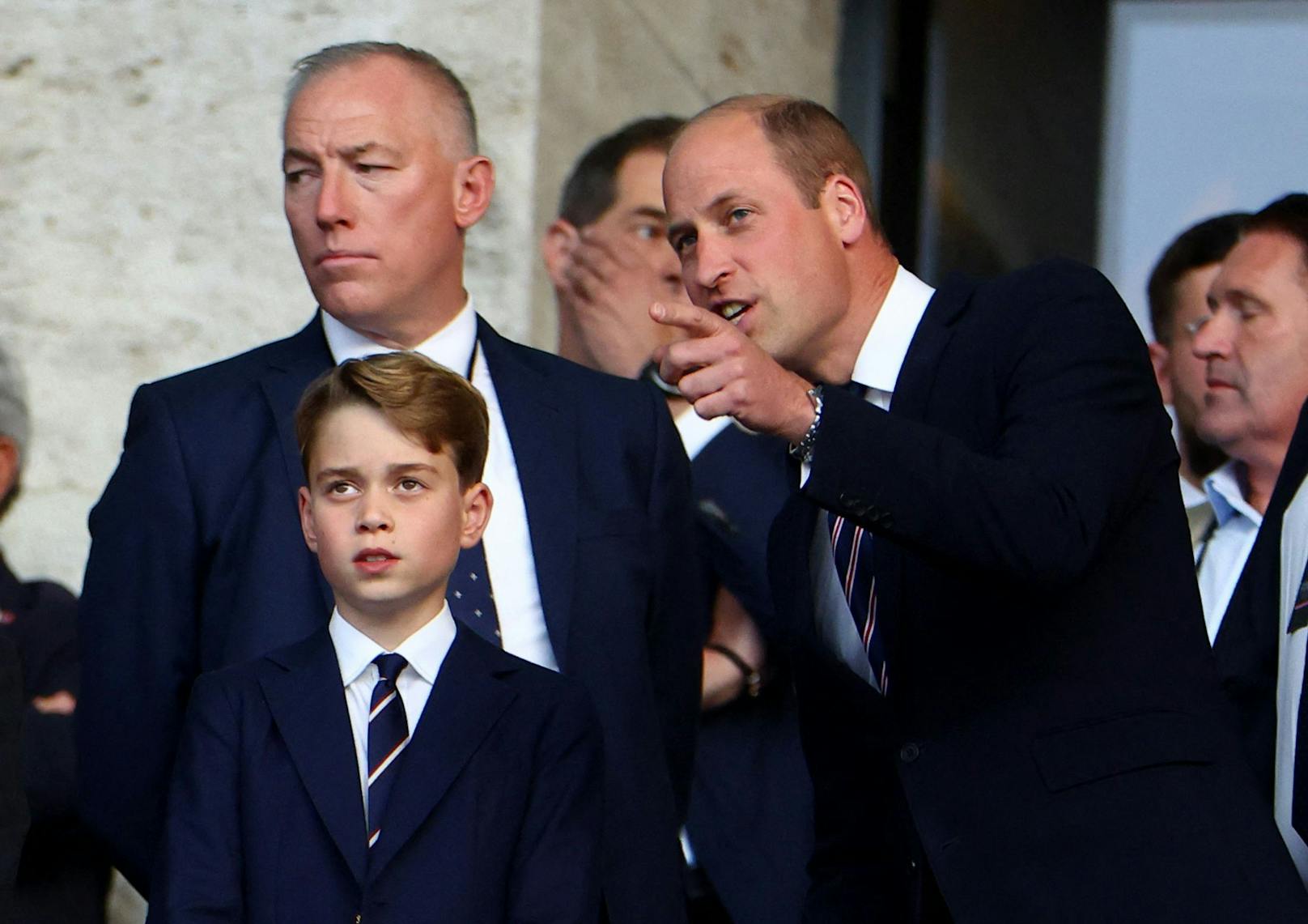 Prinz William scheint seinem Sohn Prinz George bei EM-Finale Spanien gegen England etwas zu erklären.