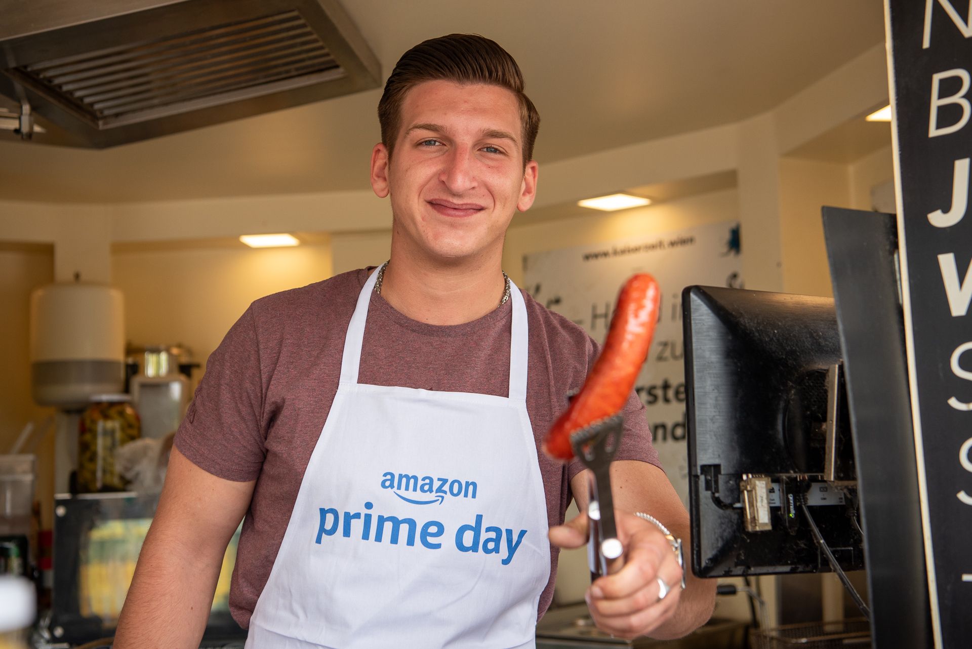 Satansbratan tritt seinen Dienst als Grillmeister am 16. Juli um 17 Uhr bei Hermann`s Würstelstand in der Stiftgasse (Apcoa Garage) bei der Mariahilferstraße an.