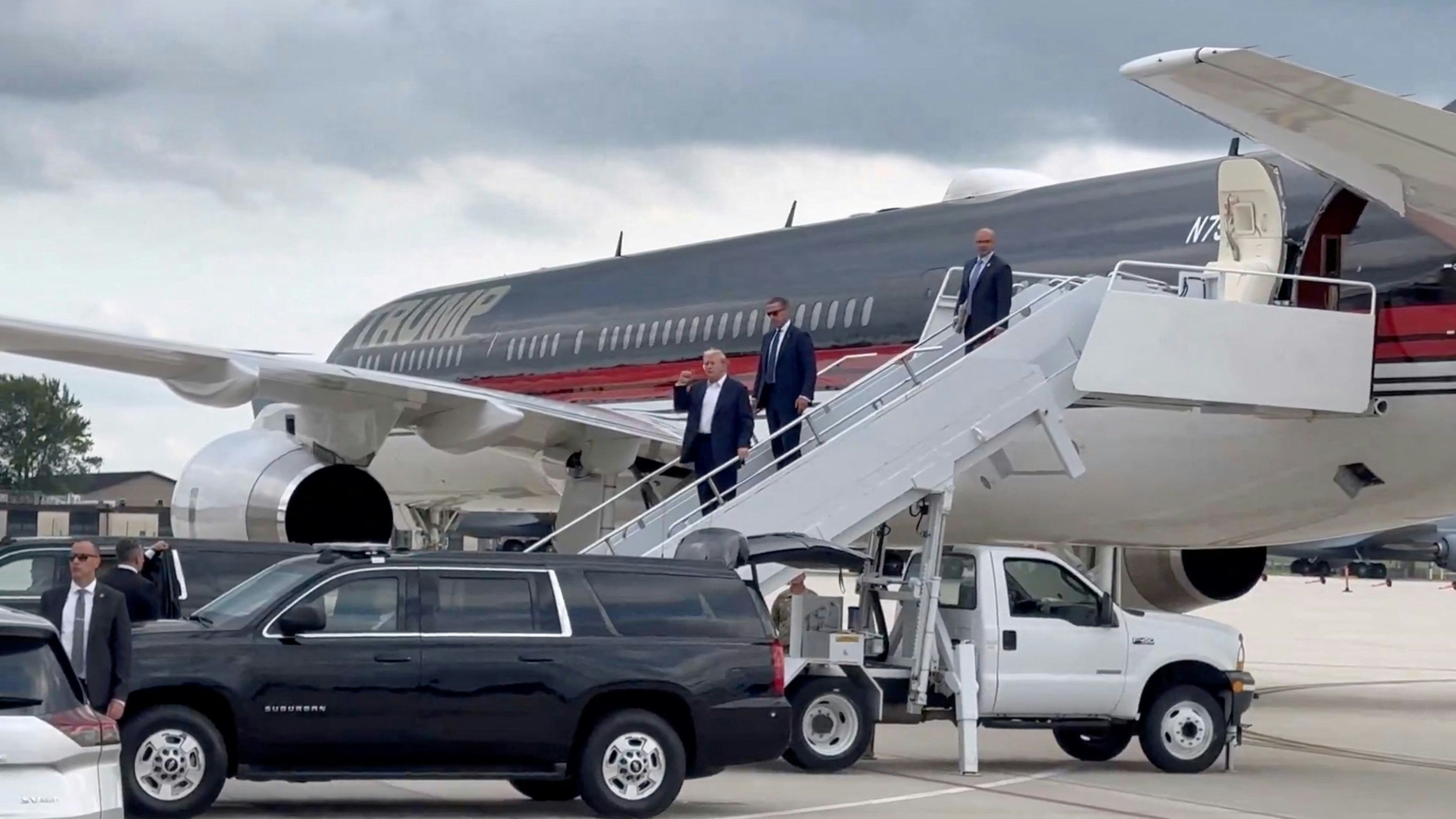 Donald Trump bei seiner Ankunft in Milwaukee Sonntag Nachmittag. Die Sicherheitsbestimmungen waren noch strenger als sonst, die Fotografen durften sich der Gangway des Flugzeugs nicht nähern