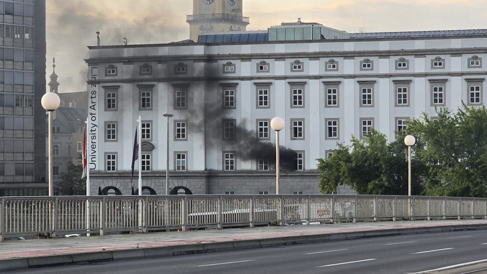 Um kurz vor halb sieben Uhr in der Früh sahen Augenzeugen bereits schwarze, dicke Flammen aus einem Fenster der Linzer Kunstuni schlagen.