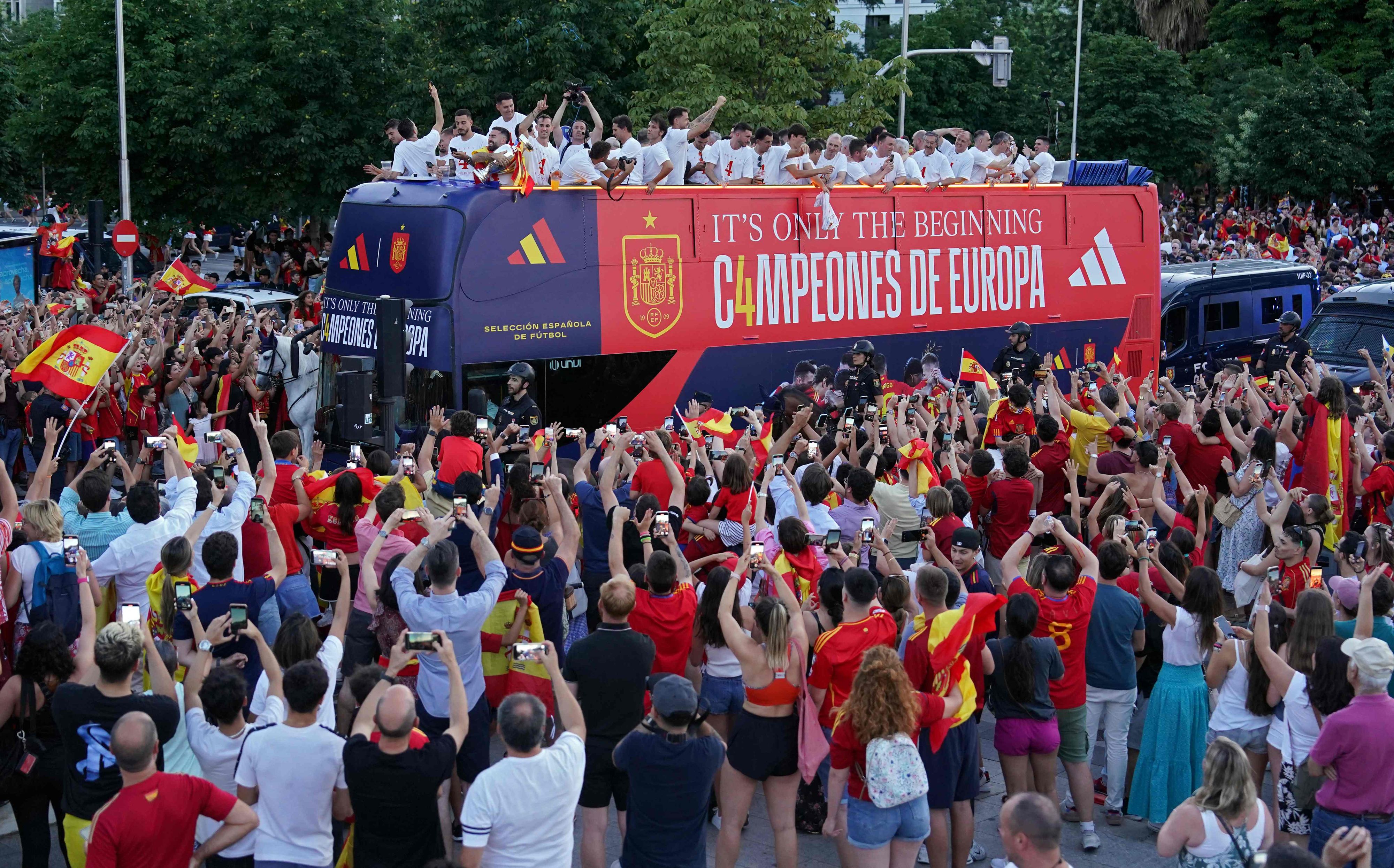 Im offenen Bus nahmen die Europameister ein Bad in der Menge.