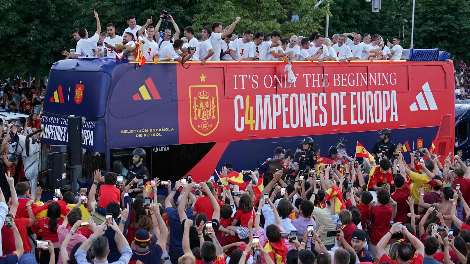 200.000 Fans feiern mit Spanien in Madrid den EM-Titel