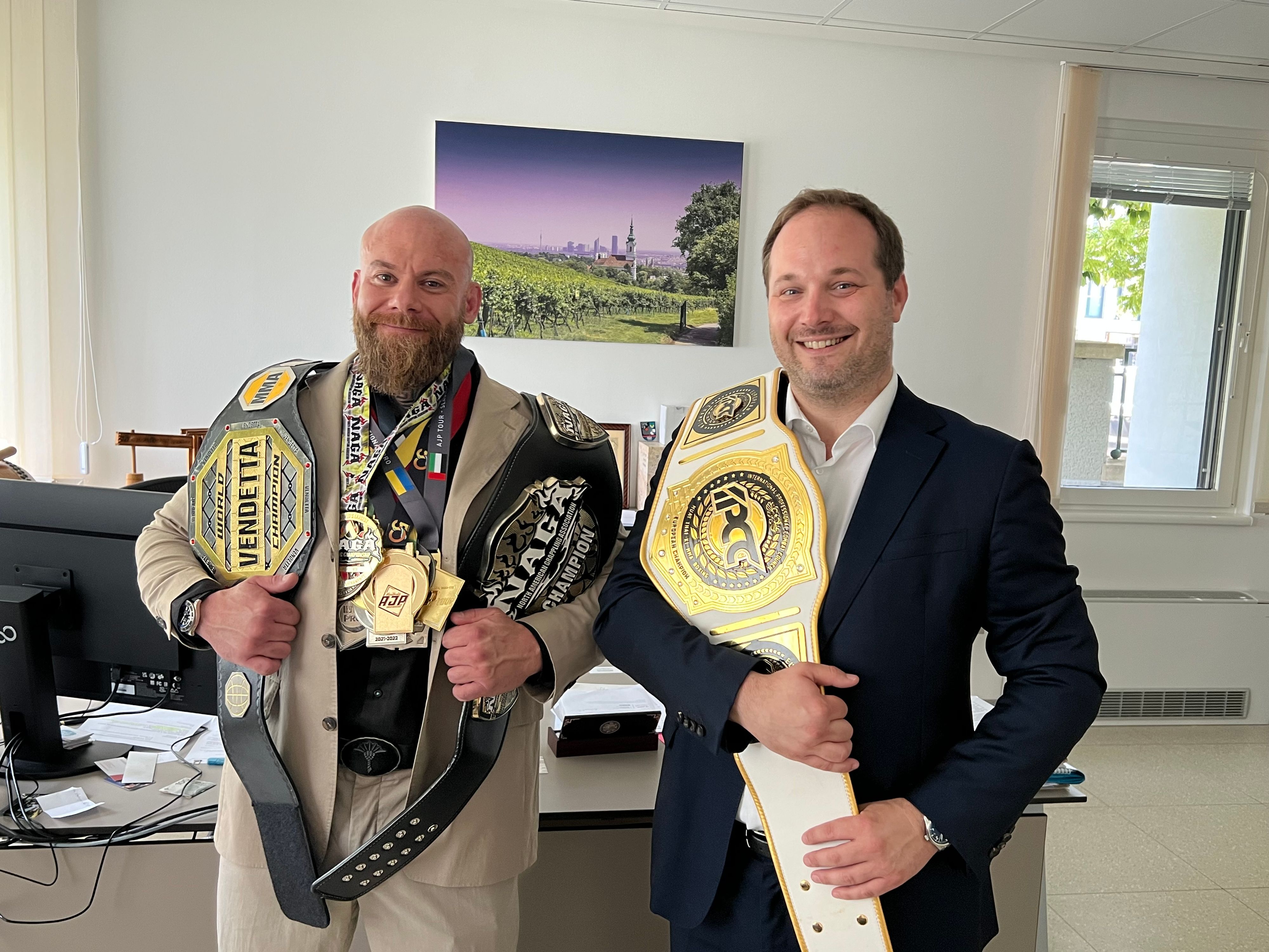 Marc Reifberger (39) mit Döblings Bezirksvorsteher Daniel Resch.