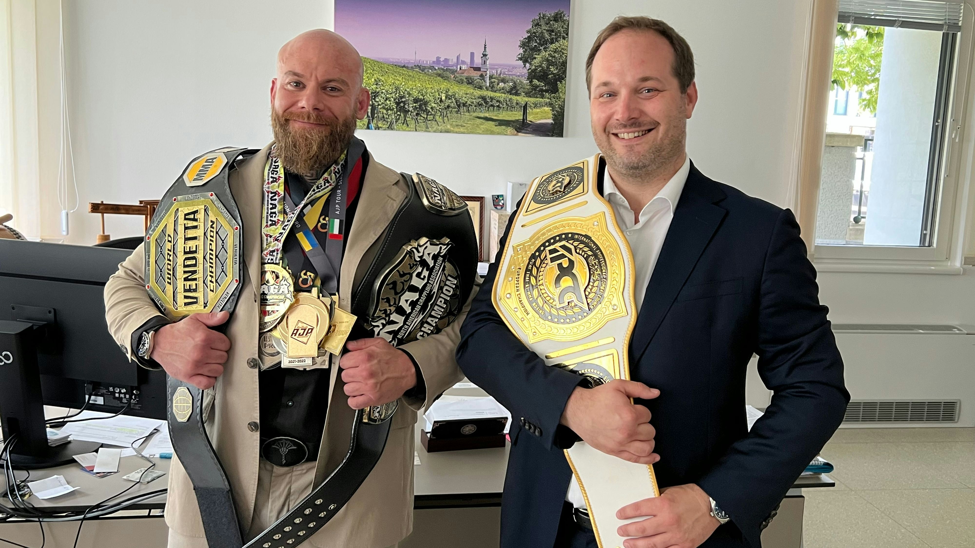 Marc Reifberger (39) mit Döblings Bezirksvorsteher Daniel Resch. 