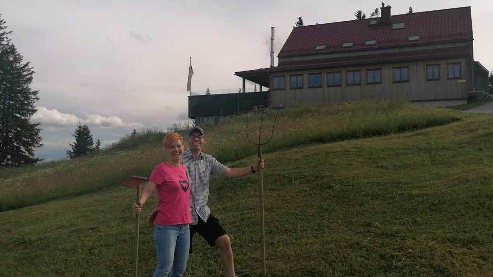 Raus aus dem beruflichen Hamsterrad, hinein ins Abenteuer: die beiden Hüttenbetreiber Sigrid und Peter Skov.