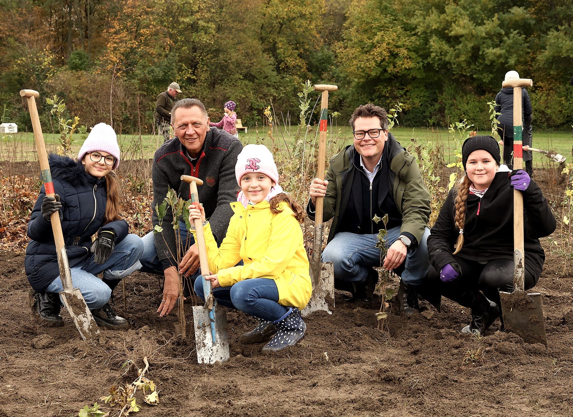 Simmerings Bezirksvorsteher Thomas Steinhart und Klimastadtrat Jürgen Czernohorszky mit Schülerinnen der Volksschule Florian-Hedorfer-Straße.