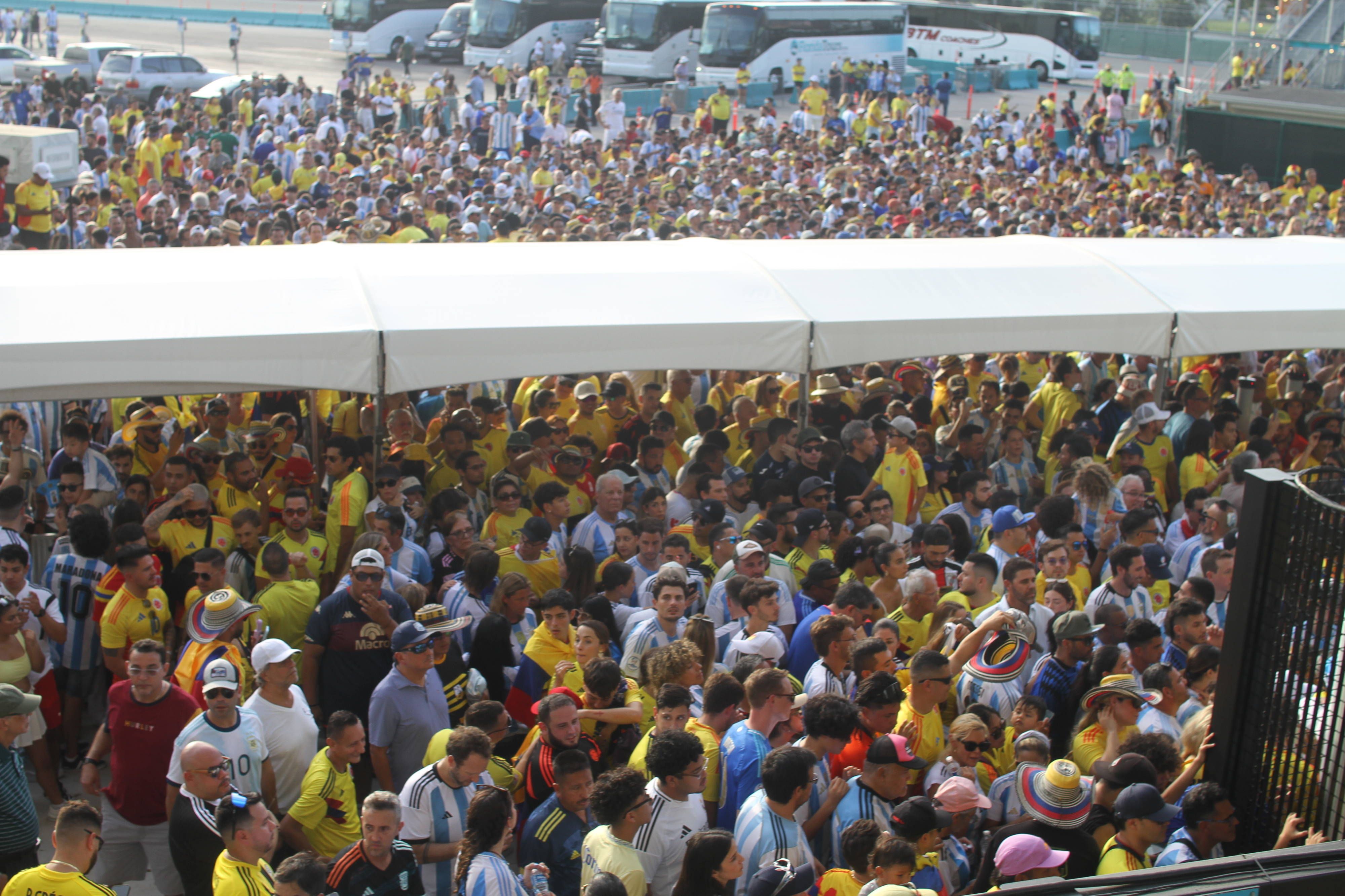 Der Stadionvorplatz war völlig überfüllt.