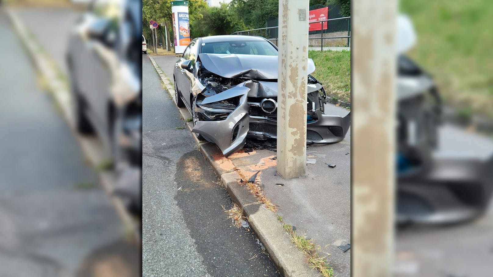 Schwerer Crash – Mercedes-Lenker rast in Lichtmast