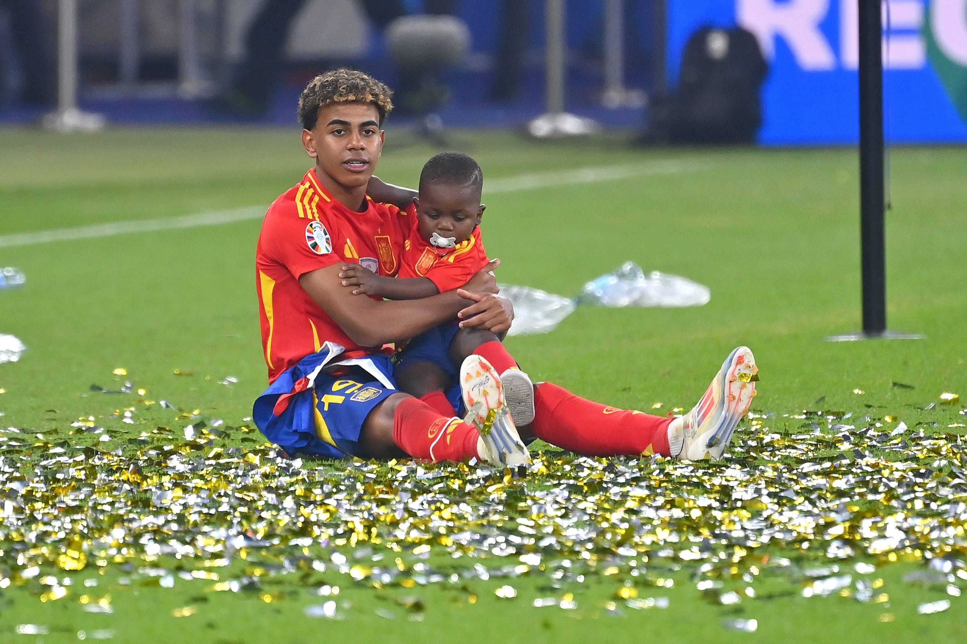 Lamine Yamal feierte mit seiner Familie den Triumph.