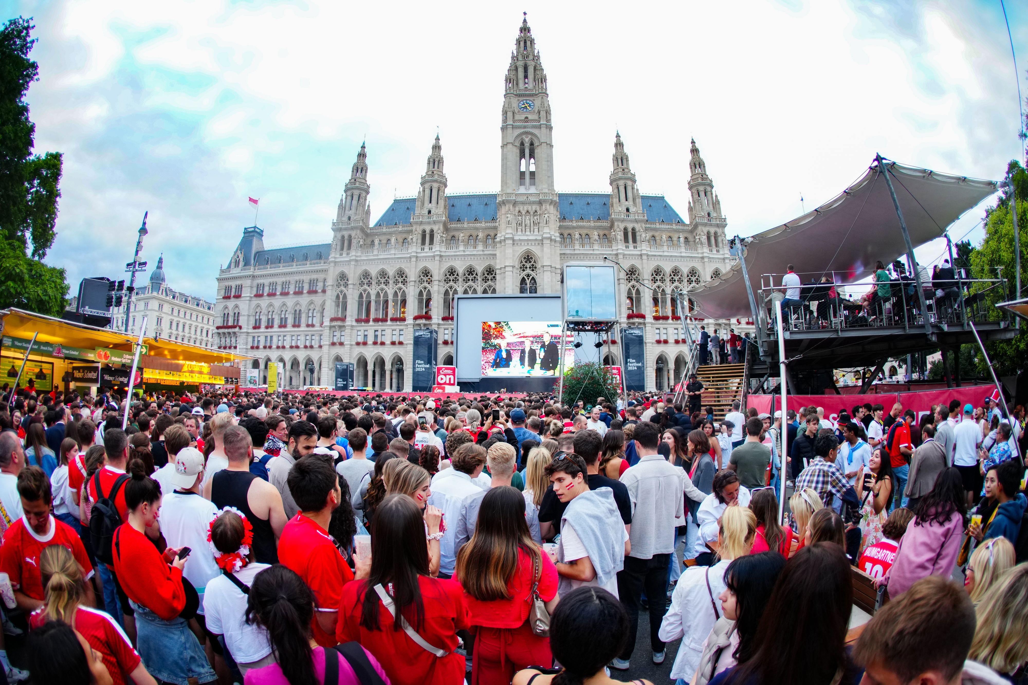 Bei einem Public Viewing am Wiener Rathausplatz soll es zu sexualisierten Handlungen gekommen sein. (Symbolbild)