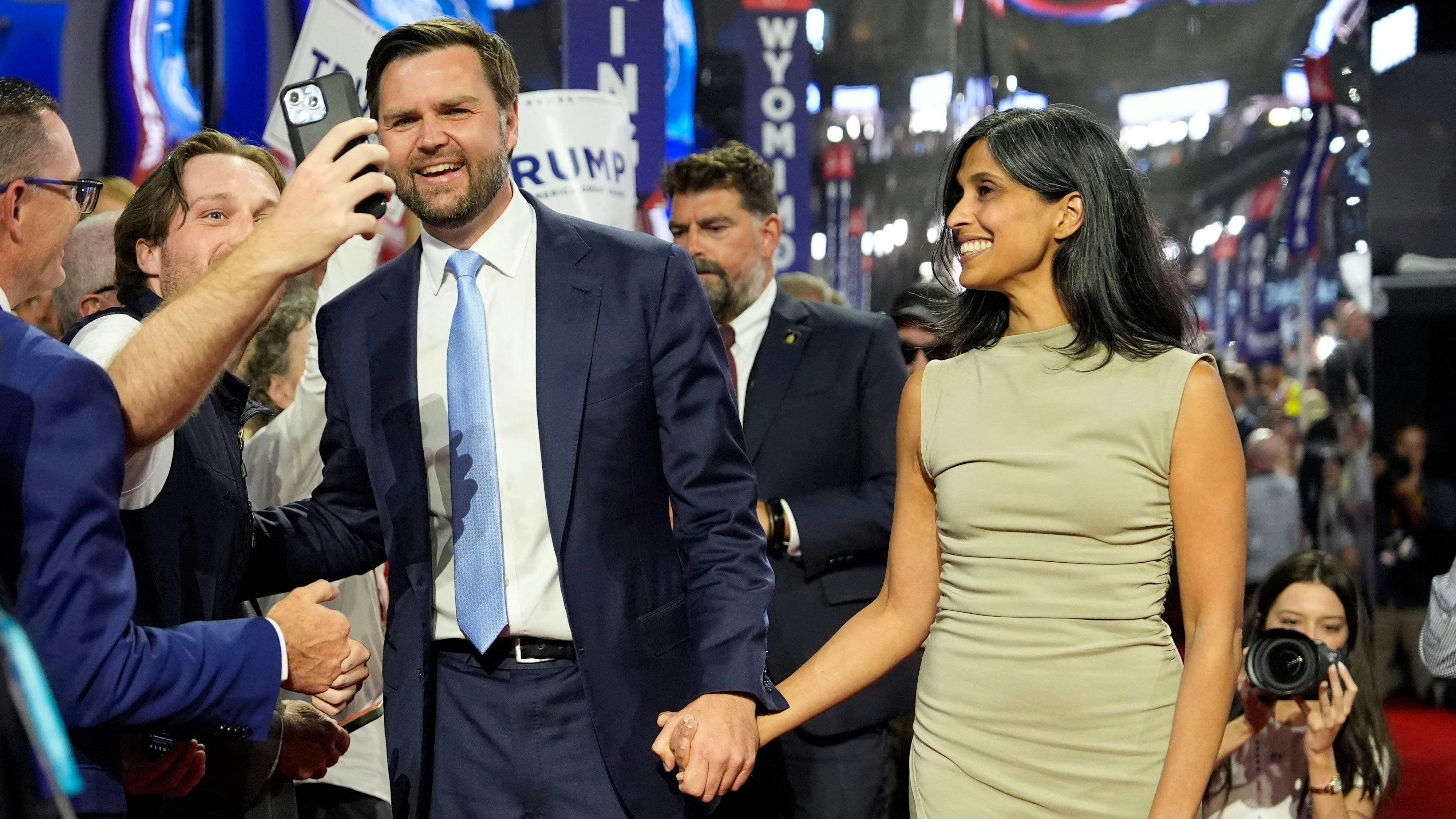 Download von www.picturedesk.com am 16.07.2024 (10:20).  Republican vice presidential candidate Sen. JD Vance, R-Ohio, and his wife Usha Chilukuri Vance arrive on the floor during the first day of the 2024 Republican National Convention at the Fiserv Forum, Monday, July 15, 2024, in Milwaukee. (AP Photo/Carolyn Kaster) - 20240715_PD8109 - Rechteinfo: Rights Managed (RM)