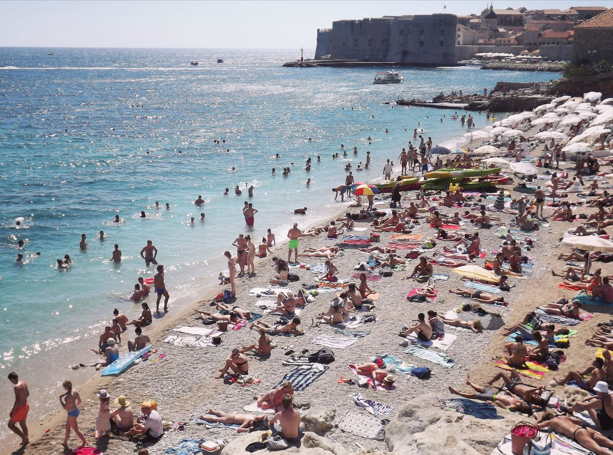 Das Baden im Meer bringt in Kroatien aktuell kaum noch Abkühlung. 
